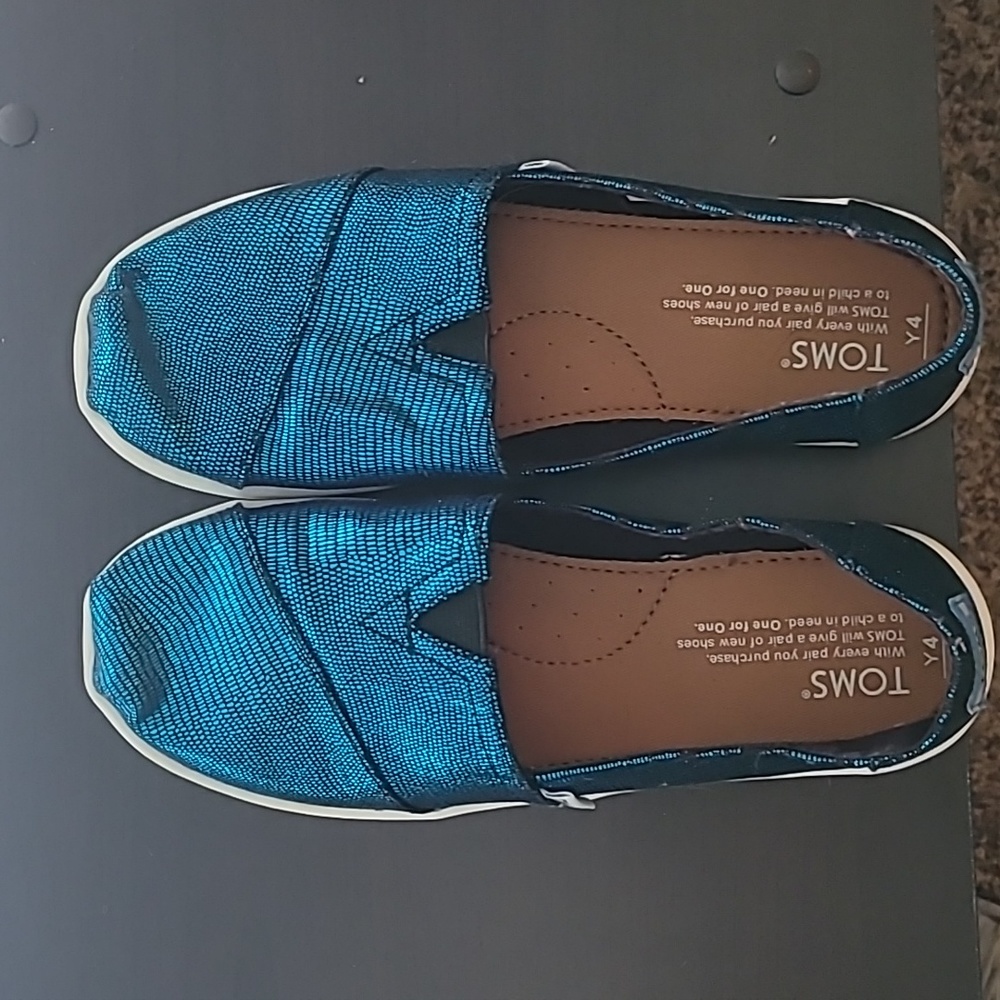 Youth blue Tom's shoes